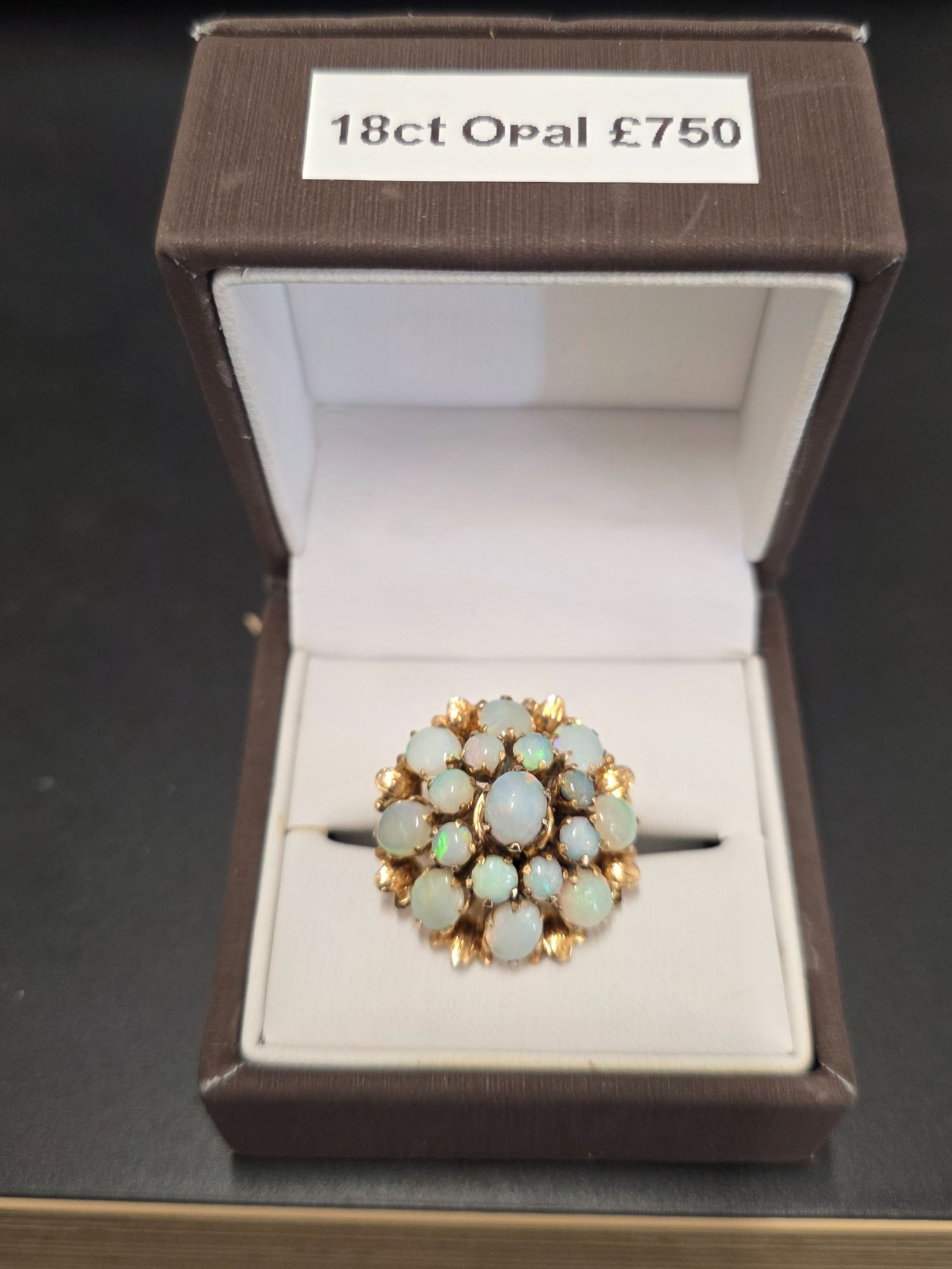 18ct gold ring with 17 opals
