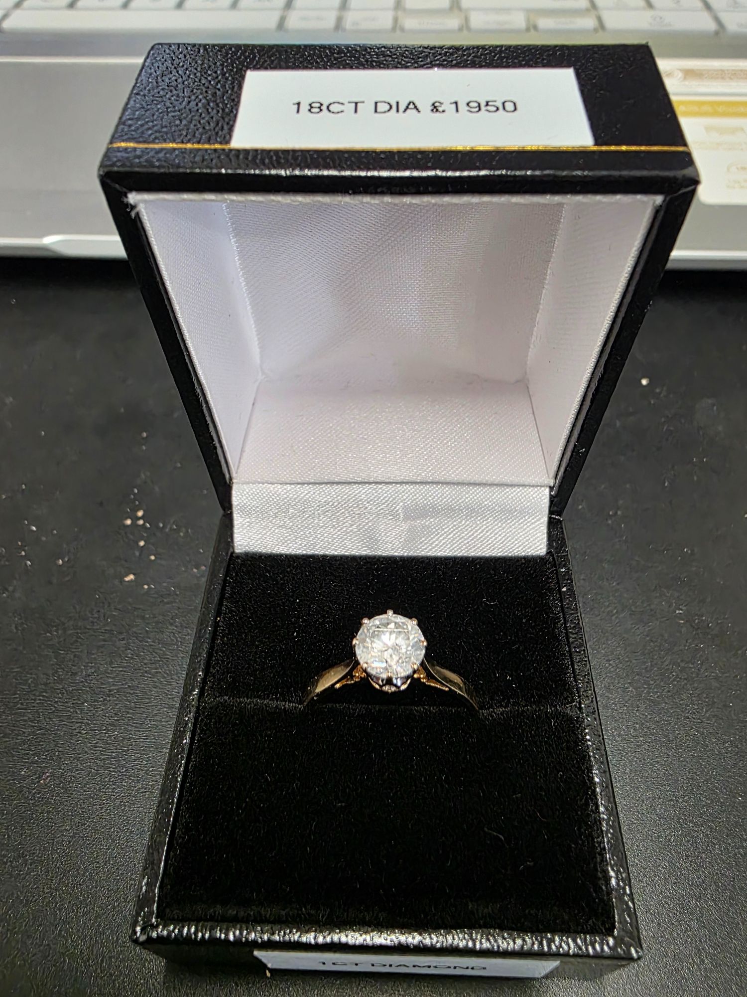 18ct gold ring with a stunning 1 carat diamond
