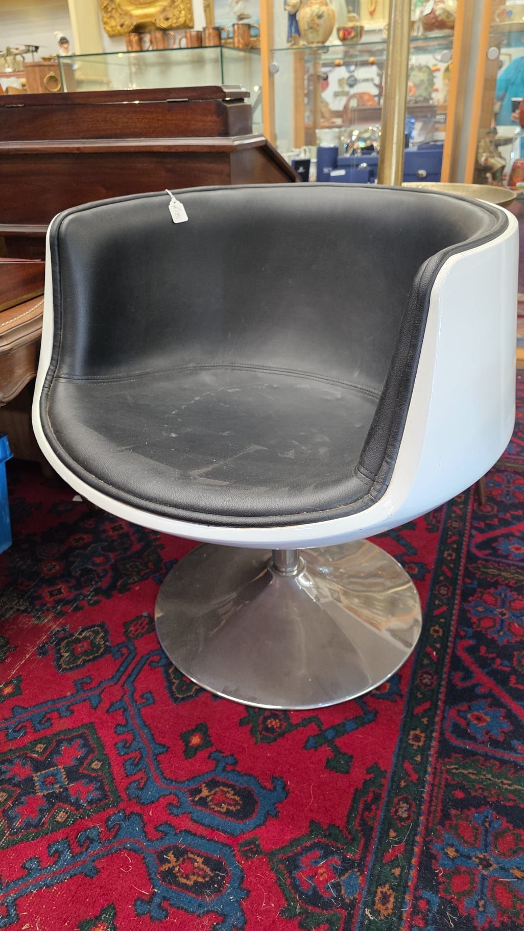 Swivelling tub chair