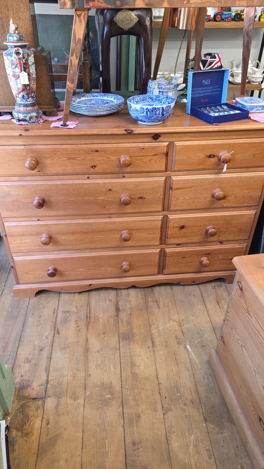 Pine chest of drawers